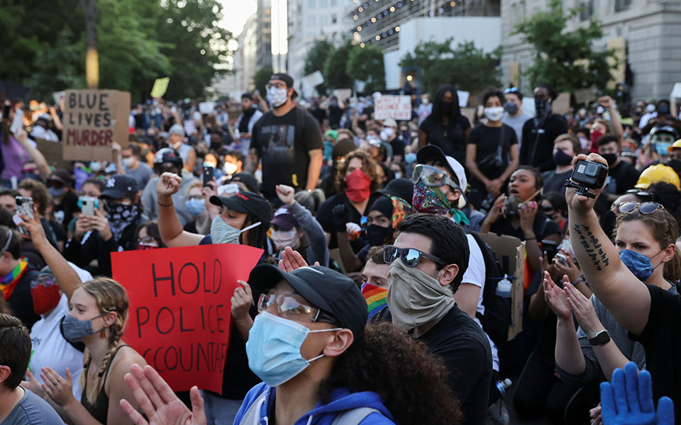 Στην περιοχή της Ουάσιγκτον 1.600 στρατιώτες – Εκατοντάδες διαδηλωτές στον Λευκό Οίκο παρά την απαγόρευση κυκλοφορίας-2