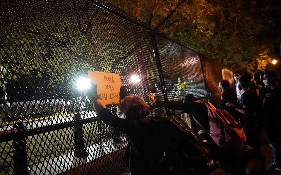 Στην περιοχή της Ουάσιγκτον 1.600 στρατιώτες – Εκατοντάδες διαδηλωτές στον Λευκό Οίκο παρά την απαγόρευση κυκλοφορίας-1