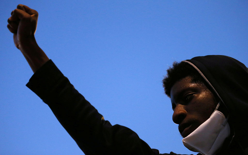 Επιμνημόσυνες τελετές προς τιμήν του Τζορτζ Φλόιντ – «Βγάλτε το γόνατο από τον λαιμό μας»-3