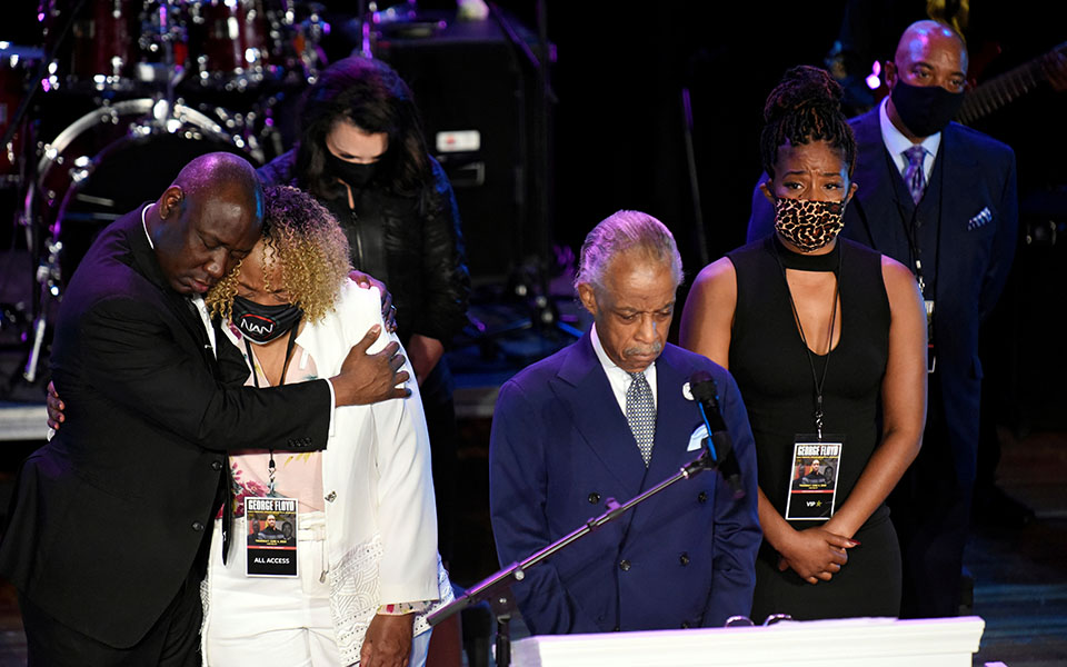 Επιμνημόσυνες τελετές προς τιμήν του Τζορτζ Φλόιντ – «Βγάλτε το γόνατο από τον λαιμό μας»-4