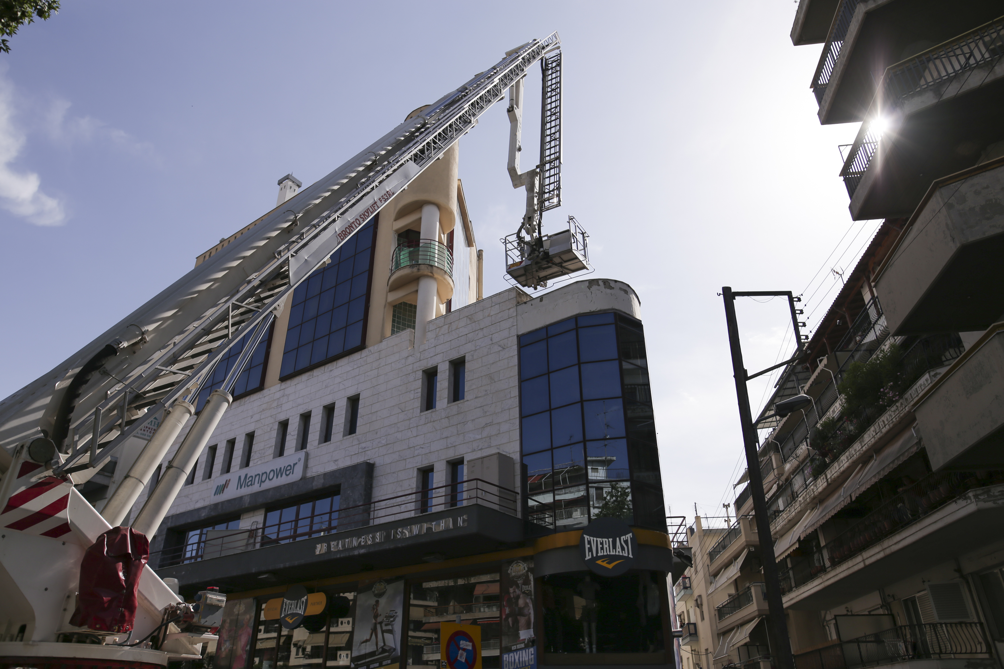 Θεσσαλονίκη: Γυναίκα εγκλωβίστηκε σε μπαλκόνι τρίτου ορόφου, μετά από πυρκαγιά-2