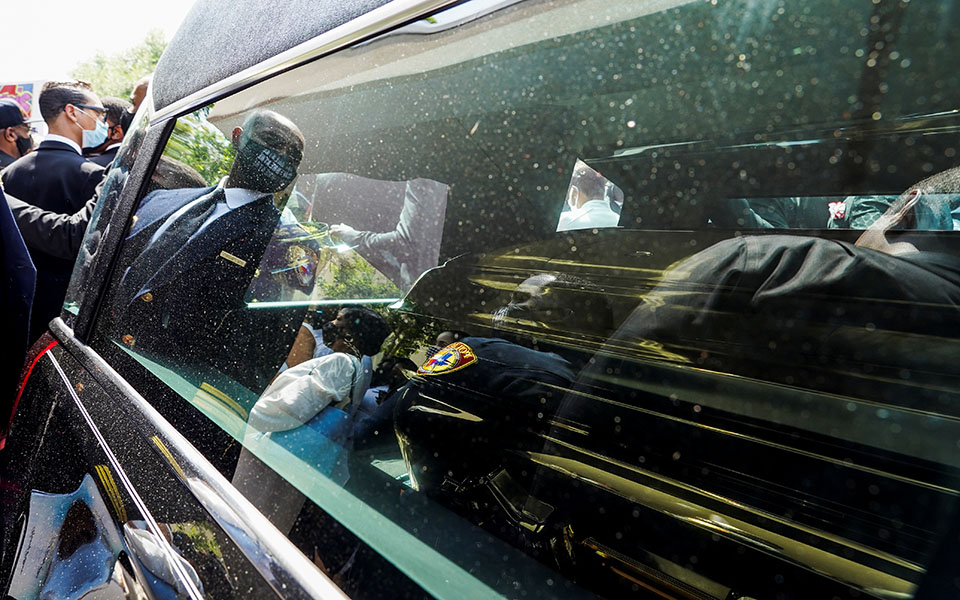 «Αντίο, Τζορτζ» εν μέσω αναβρασμού – Συγκίνηση στην κηδεία του Φλόιντ (φωτογραφίες-βίντεο)-5