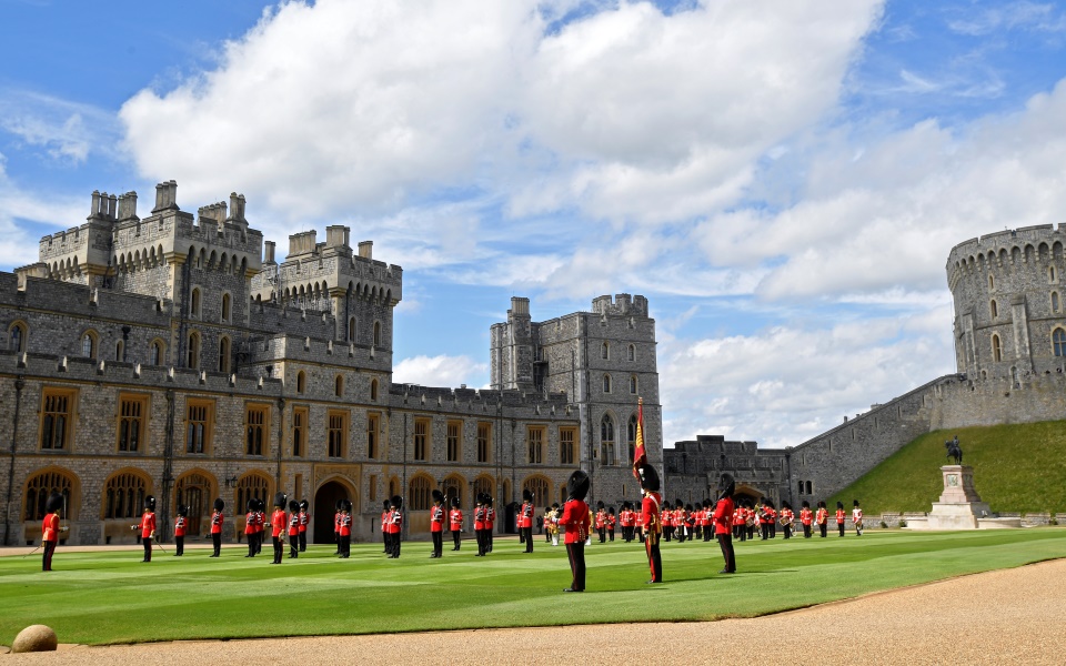 Μοναχικά τα φετινά, επίσημα γενέθλια της Ελισάβετ (βίντεο – φωτογραφίες)-1