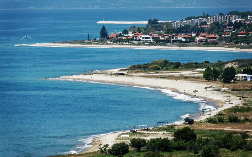 Η παραλία στην Βόρεια Ελλάδα που… δεν υπάρχει (κυριολεκτικά και μεταφορικά)-1