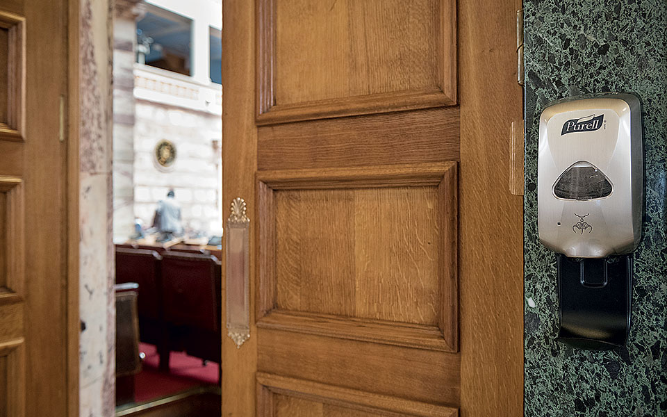 Βουλή εναντίον κορωνοϊού-5