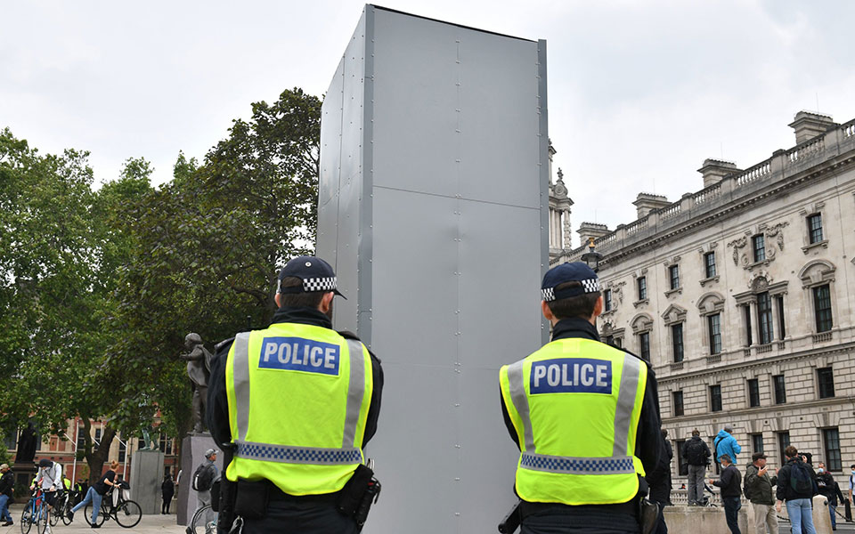 Ο «πόλεμος» με το παρελθόν και το ρετούς της Ιστορίας-3