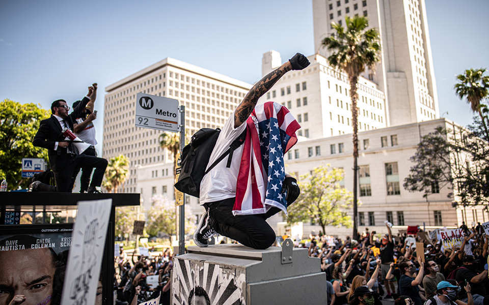 Στο “Κ” / “ΤΑΞΙΔΙΑ”, αυτή την Κυριακή, ένα γόνατο στον λαιμό της Αμερικής.-1