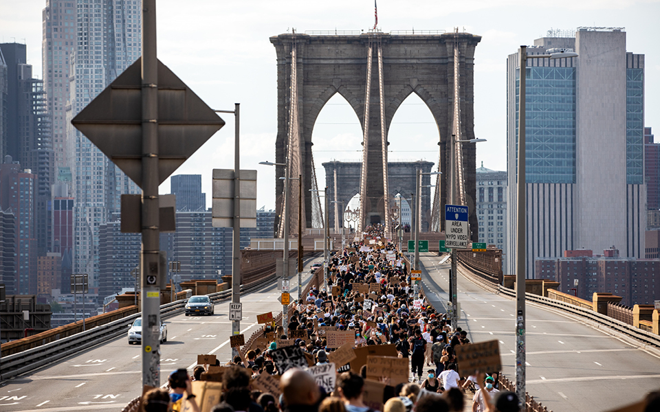 Στο “Κ” / “ΤΑΞΙΔΙΑ”, αυτή την Κυριακή, ένα γόνατο στον λαιμό της Αμερικής.-2