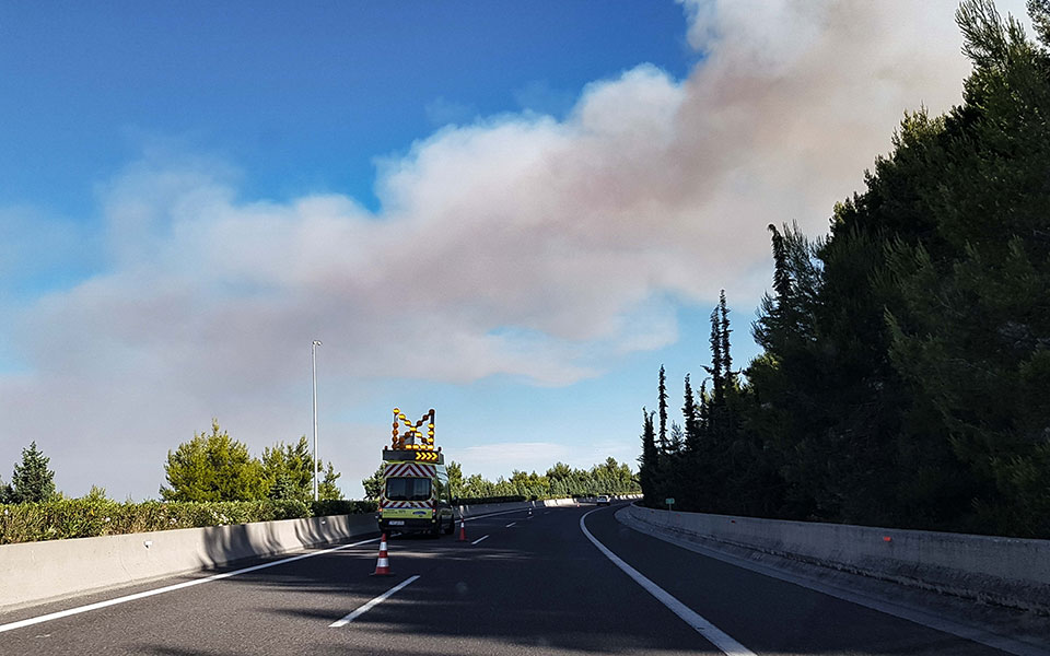 Μαίνεται η φωτιά στο Μαρτίνο – Κλειστή η εθνική οδός-5