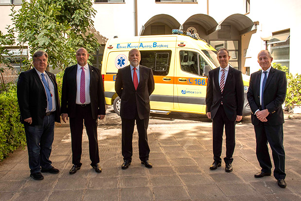 Attica Bank: Ευθύνη όλων μας η στήριξη του Εθνικού Συστήματος Υγείας. Παρέδωσε στο ΕΚΑΒ ένα ασθενοφόρο-1