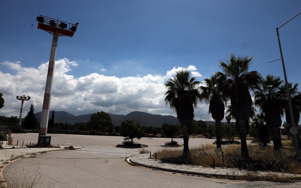 Εργασίες αποψίλωσης στο Ελληνικό πριν τις κατεδαφίσεις-1