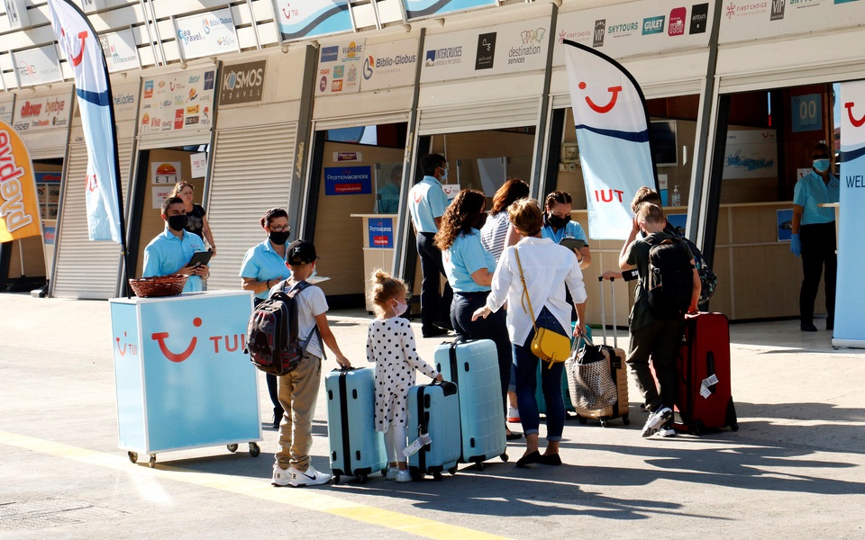 Εφτασαν οι πρώτοι τουρίστες στα νησιά (φωτογραφίες)-3