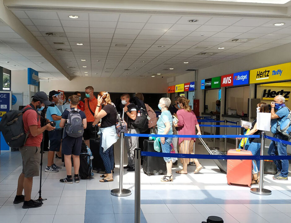 Εφτασαν οι πρώτοι τουρίστες στα νησιά (φωτογραφίες)-6