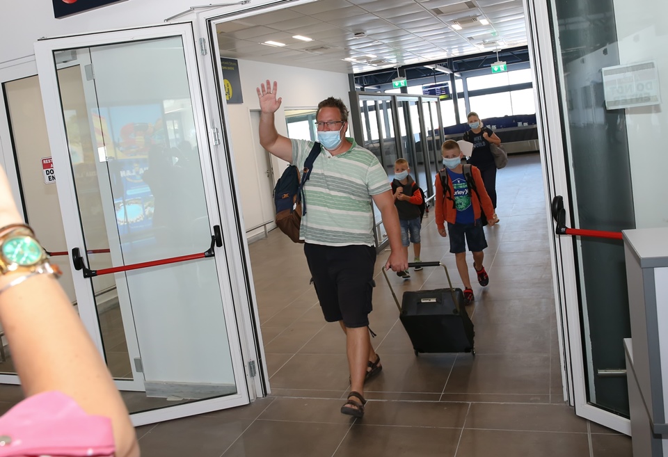 Εφτασαν οι πρώτοι τουρίστες στα νησιά (φωτογραφίες)-5