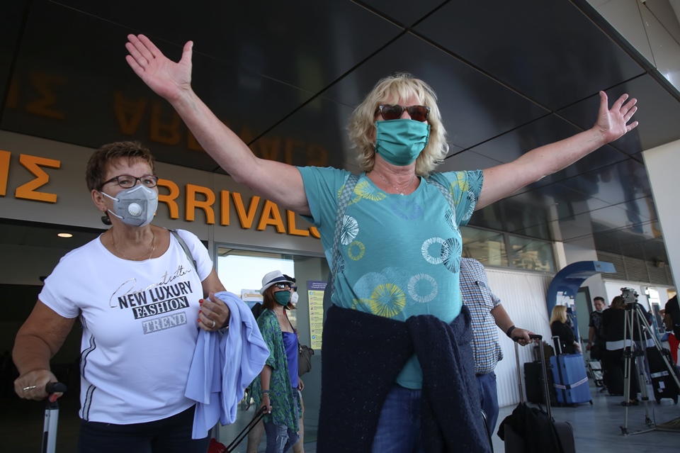 Εφτασαν οι πρώτοι τουρίστες στα νησιά (φωτογραφίες)-1