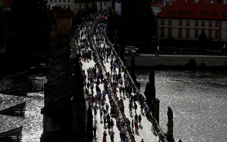 Πράγα: Χιλιάδες άνθρωποι γιόρτασαν «το τέλος της επιδημίας» με ένα μεγάλο τραπέζι-1