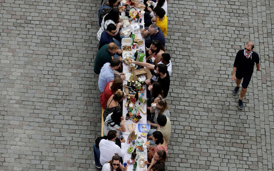 Πράγα: Χιλιάδες άνθρωποι γιόρτασαν «το τέλος της επιδημίας» με ένα μεγάλο τραπέζι-2