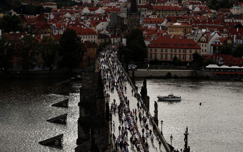 Πράγα: Χιλιάδες άνθρωποι γιόρτασαν «το τέλος της επιδημίας» με ένα μεγάλο τραπέζι-3