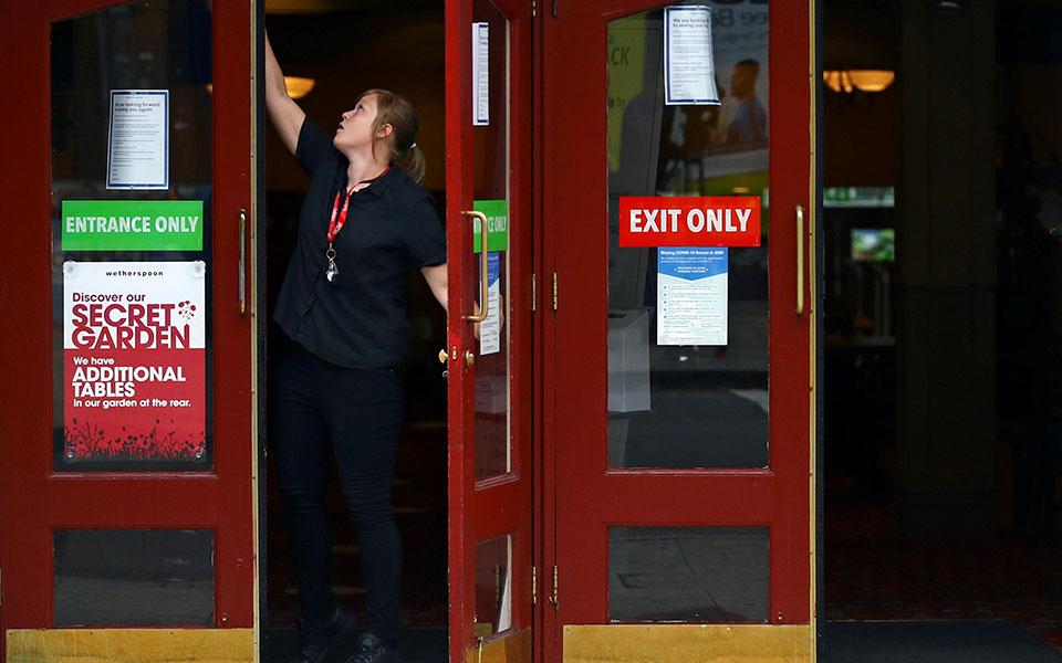 «Σούπερ Σάββατο»: Το μεγάλο, επίφοβο βήμα της Βρετανίας προς την κανονικότητα-2