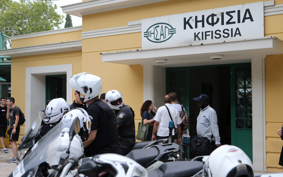 Ατύχημα με συρμό του ηλεκτρικού στην Κηφισιά (φωτογραφίες)-3