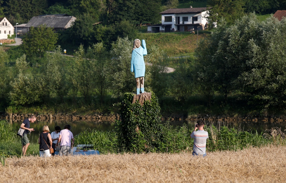 Άγνωστοι πυρπόλησαν το ξυλόγλυπτο άγαλμα της Μελάνια Τραμπ στη Σλοβενία (φωτογραφίες)-1
