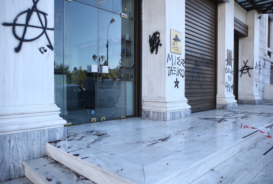 Πριν και μετά: Ξαναβάφτηκαν οι ζαρντινιέρες του «Μεγάλου Περίπατου» μετά τα επεισόδια (φωτογραφίες)-2