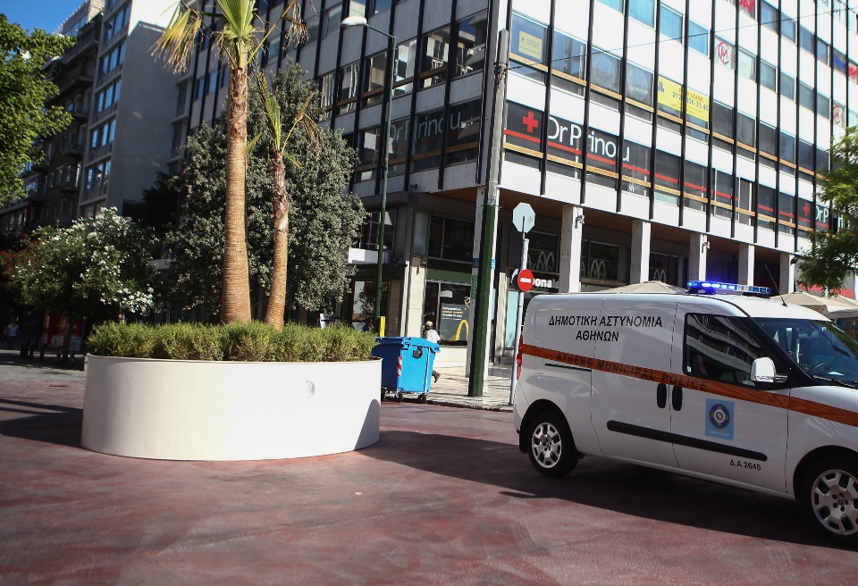 Πριν και μετά: Ξαναβάφτηκαν οι ζαρντινιέρες του «Μεγάλου Περίπατου» μετά τα επεισόδια (φωτογραφίες)-5