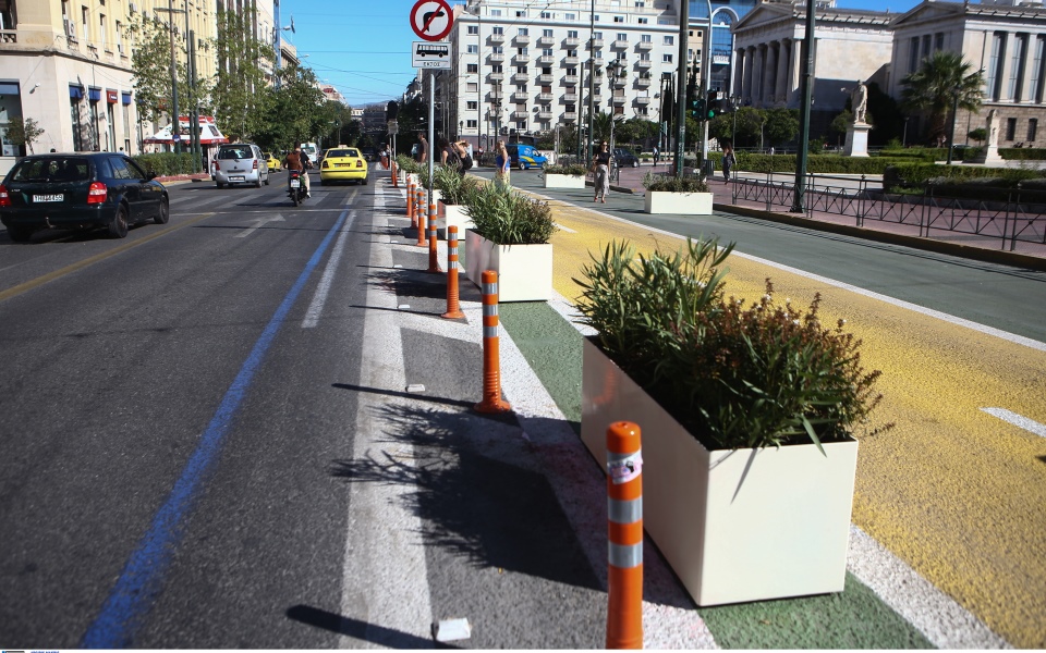 Πριν και μετά: Ξαναβάφτηκαν οι ζαρντινιέρες του «Μεγάλου Περίπατου» μετά τα επεισόδια (φωτογραφίες)-7