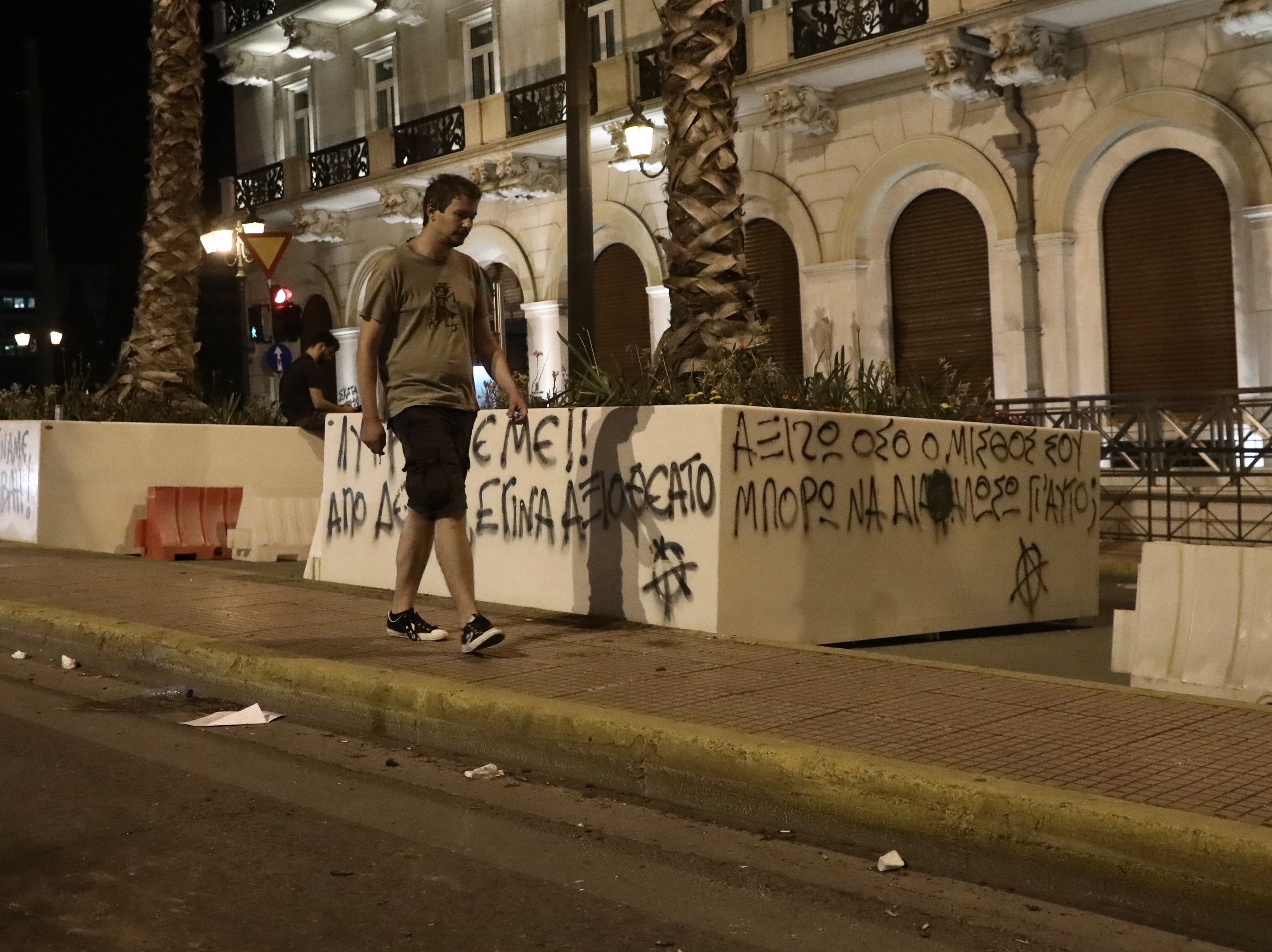 Πριν και μετά: Ξαναβάφτηκαν οι ζαρντινιέρες του «Μεγάλου Περίπατου» μετά τα επεισόδια (φωτογραφίες)-1