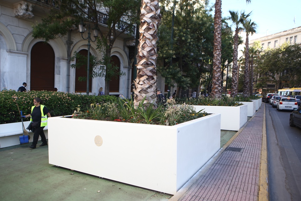 Πριν και μετά: Ξαναβάφτηκαν οι ζαρντινιέρες του «Μεγάλου Περίπατου» μετά τα επεισόδια (φωτογραφίες)-6