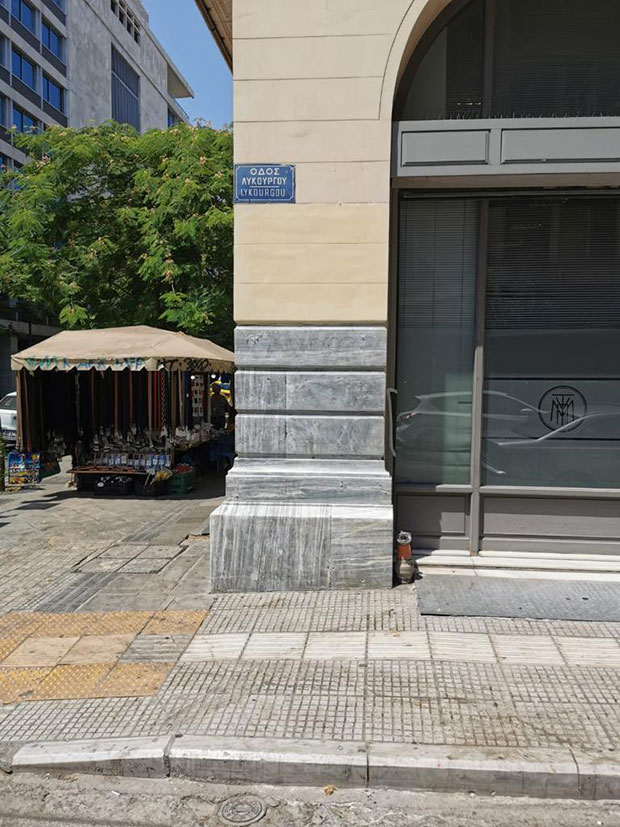 Μεγάλη επιχείρηση αντιγκράφιτι σε όλη την οδό Αθηνάς από τον Δήμο Αθηναίων-2