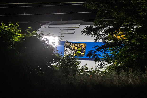 Δεκάδες τραυματίες σε σύγκρουση τρένων στην Τσεχία-1