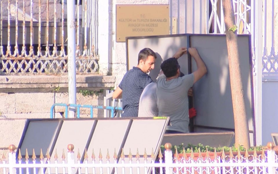 Ξεκίνησαν οι εργασίες μετατροπής της Αγίας Σοφίας σε τζαμί (φωτογραφίες – βίντεο)-1