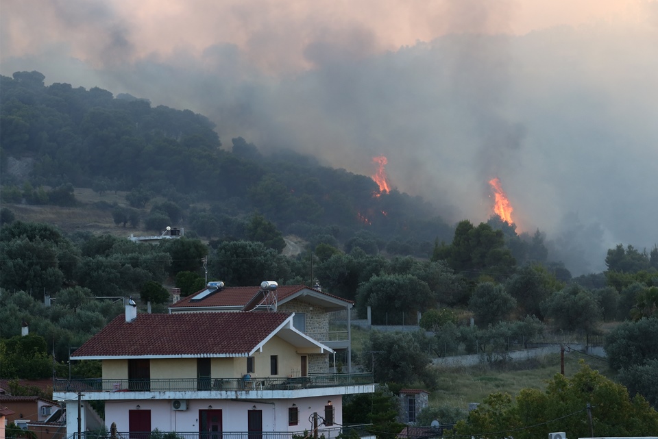 Ολονύχτια μάχη με τις φλόγες στις Κεχριές: Ενισχύσεις από την Θεσσαλονίκη (βίντεο – φωτογραφίες)-1