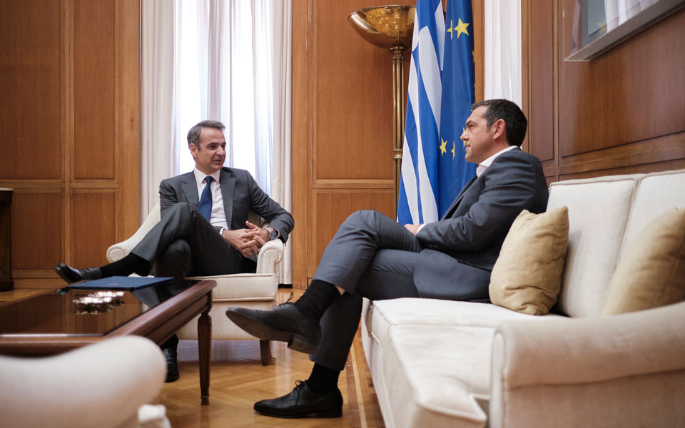 Συνάντηση του πρωθυπουργού με τον Αλ. Τσίπρα στη Βουλή-1