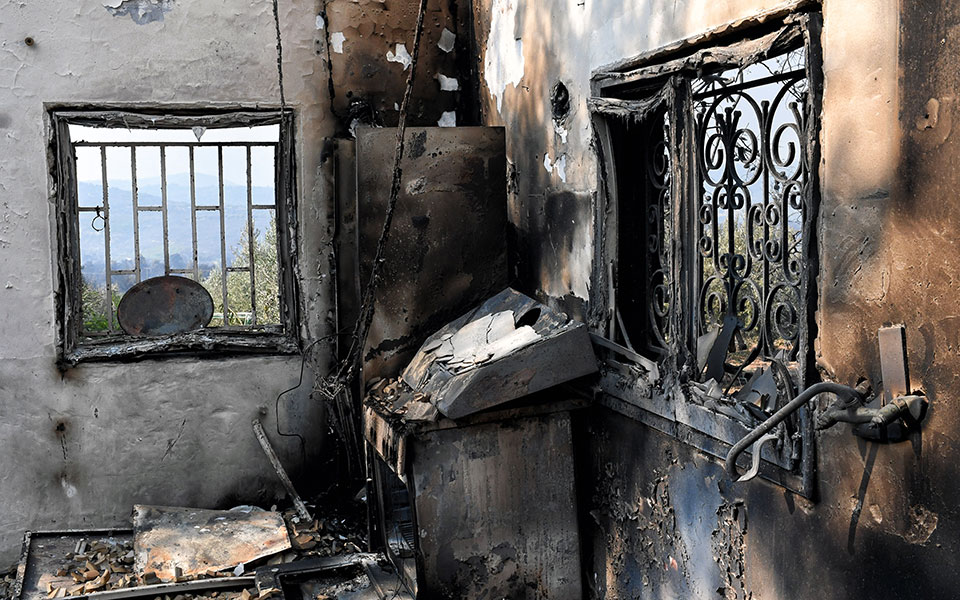 Μαίνεται η πυρκαγιά στην Ηλεία – Σε ετοιμότητα για εκκένωση ο οικισμός Χελιδόνι-2