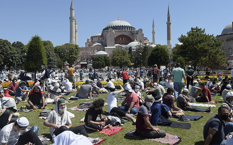Φιέστα Ερντογάν στην Αγία Σοφία – Διάβασε απόσπασμα από το Κοράνι (Βίντεο)-6