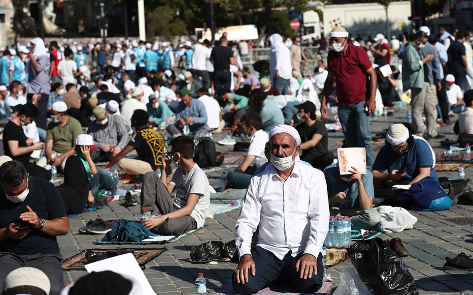 Φιέστα Ερντογάν στην Αγία Σοφία – Διάβασε απόσπασμα από το Κοράνι (Βίντεο)-3