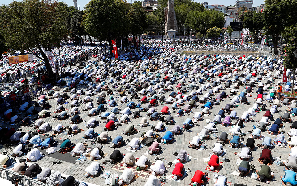 Φιέστα Ερντογάν στην Αγία Σοφία – Διάβασε απόσπασμα από το Κοράνι (Βίντεο)-2