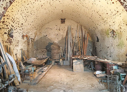 Στο παλιό καρνάγιο της Αρμένης, στη Σαντορίνη-1