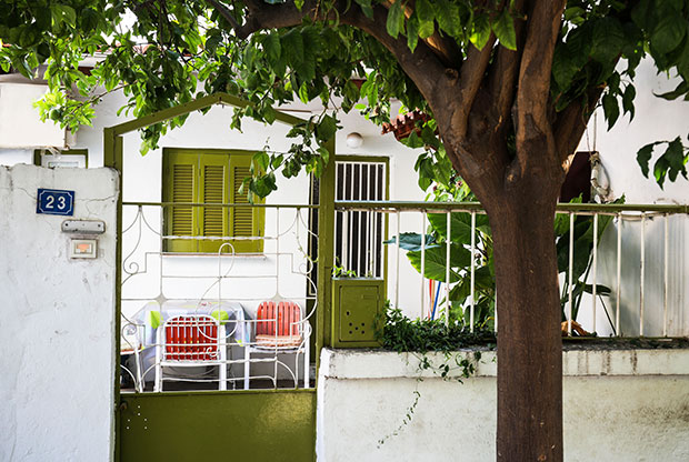 Αγιοι Ανάργυροι: Η δυτική όχθη των μεγάλων αντιθέσεων-2