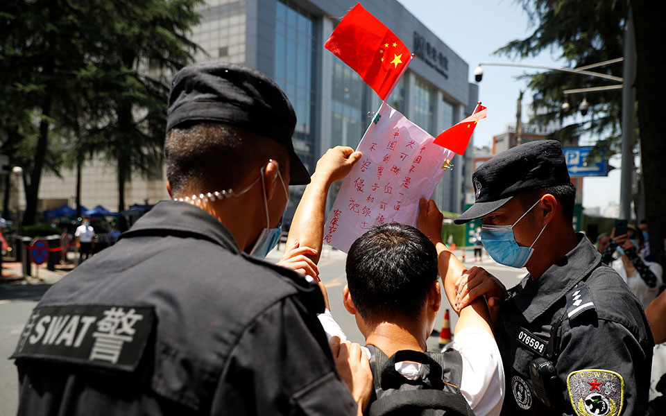 Διπλωματικά «αντίποινα» Κίνας σε ΗΠΑ – Εκλεισε το αμερικανικό προξενείο στην Τσενγκντού-1