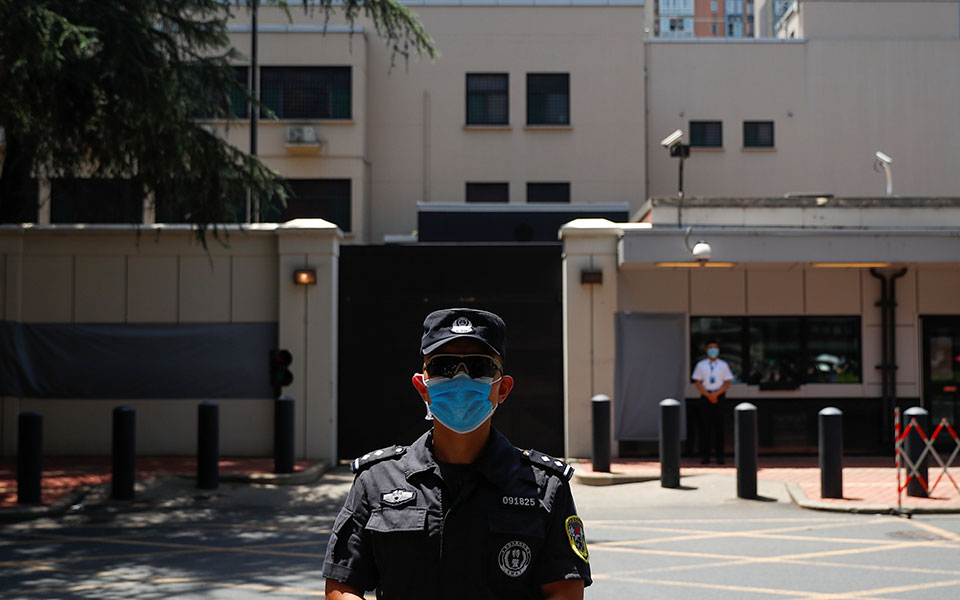 Διπλωματικά «αντίποινα» Κίνας σε ΗΠΑ – Εκλεισε το αμερικανικό προξενείο στην Τσενγκντού-2