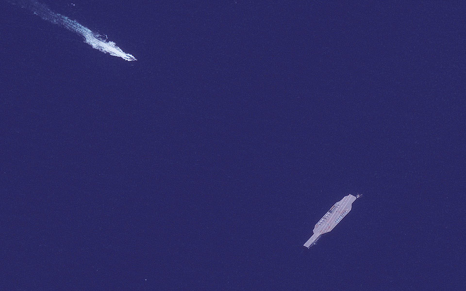 Οι ιρανικές δυνάμεις βύθισαν ψεύτικο αμερικανικό αεροπλανοφόρο (φωτογραφίες)-2