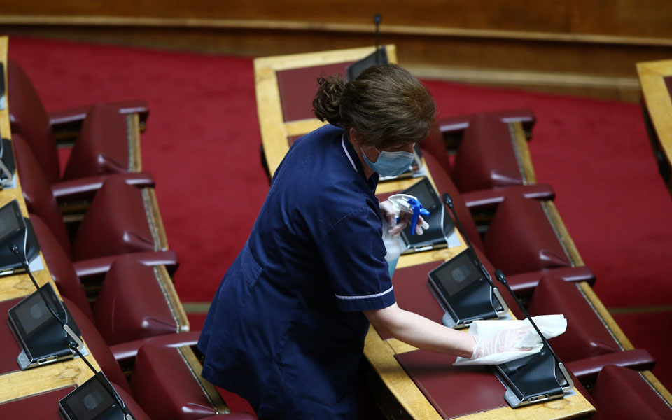 Υποχρεωτική χρήση μάσκας και στις συνεδριάσεις της Βουλής-1