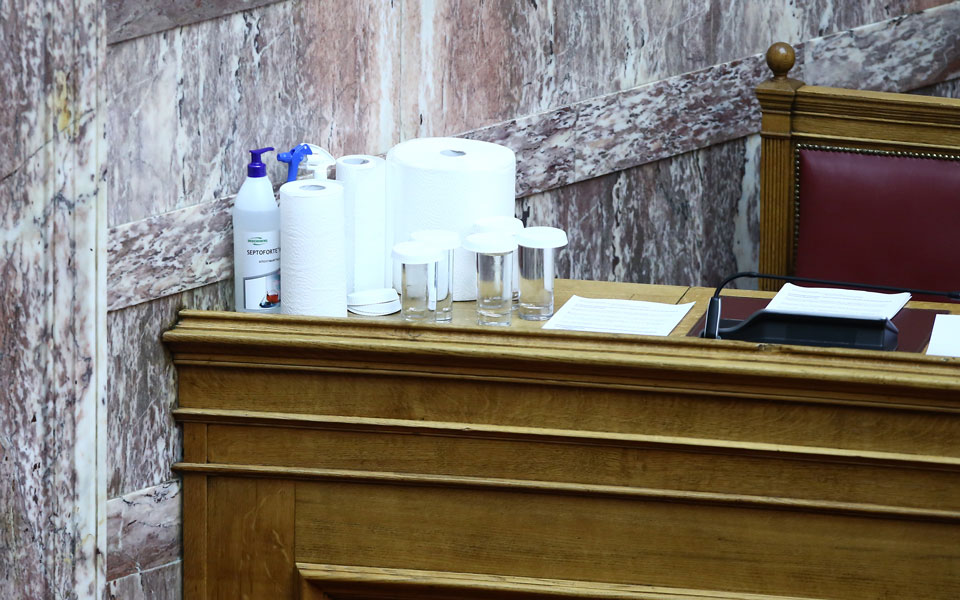 Υποχρεωτική χρήση μάσκας και στις συνεδριάσεις της Βουλής-2
