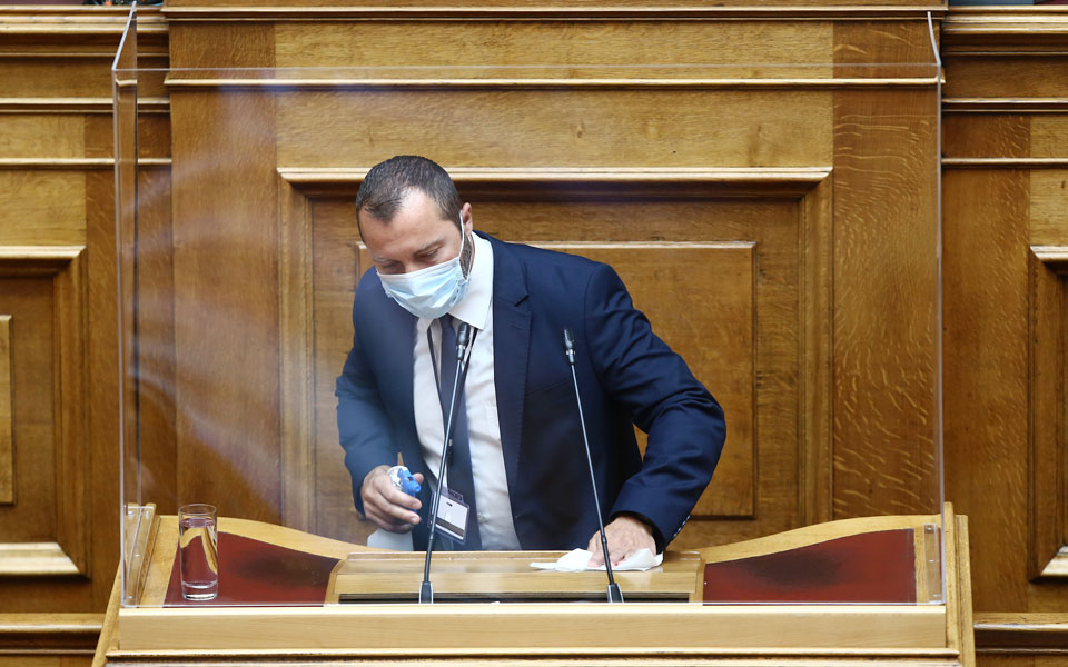 Υποχρεωτική χρήση μάσκας και στις συνεδριάσεις της Βουλής-3