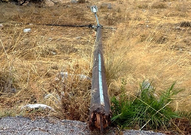 Καλοκαιρινό μπουρίνι ξήλωσε κολώνες της ΔΕΗ στο Λυγουριό (φωτογραφίες)-3