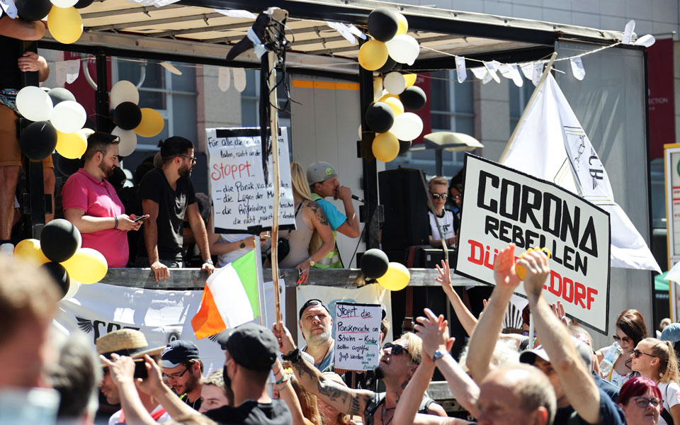 Κορωνοϊός: Μαζικές διαδηλώσεις στο Βερολίνο κατά των μέτρων προστασίας-3