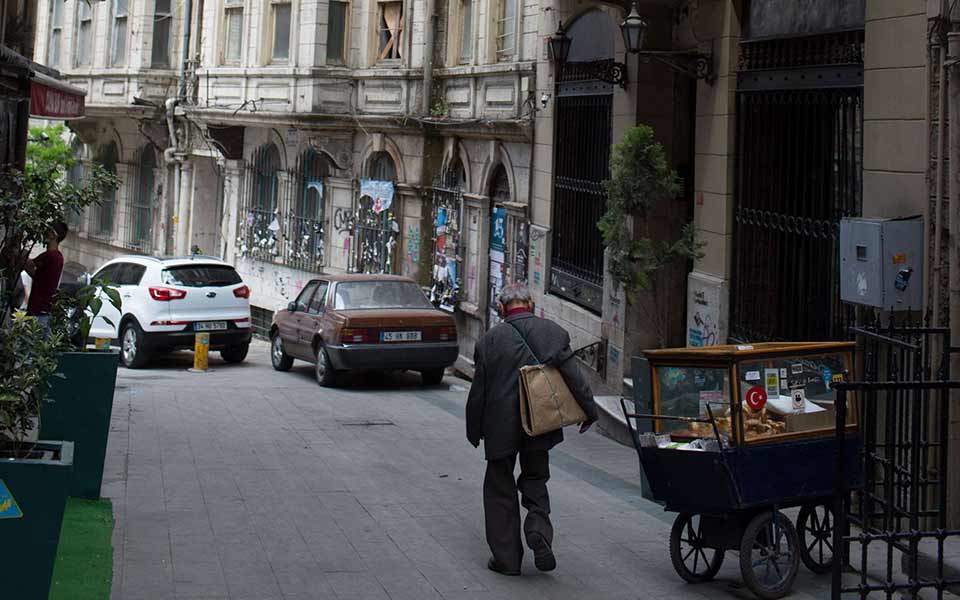 Μια 95χρονη (χάρτινη) Ρωμιά ζητάει να την κρατήσουμε τρυφερά στα χέρια μας-2